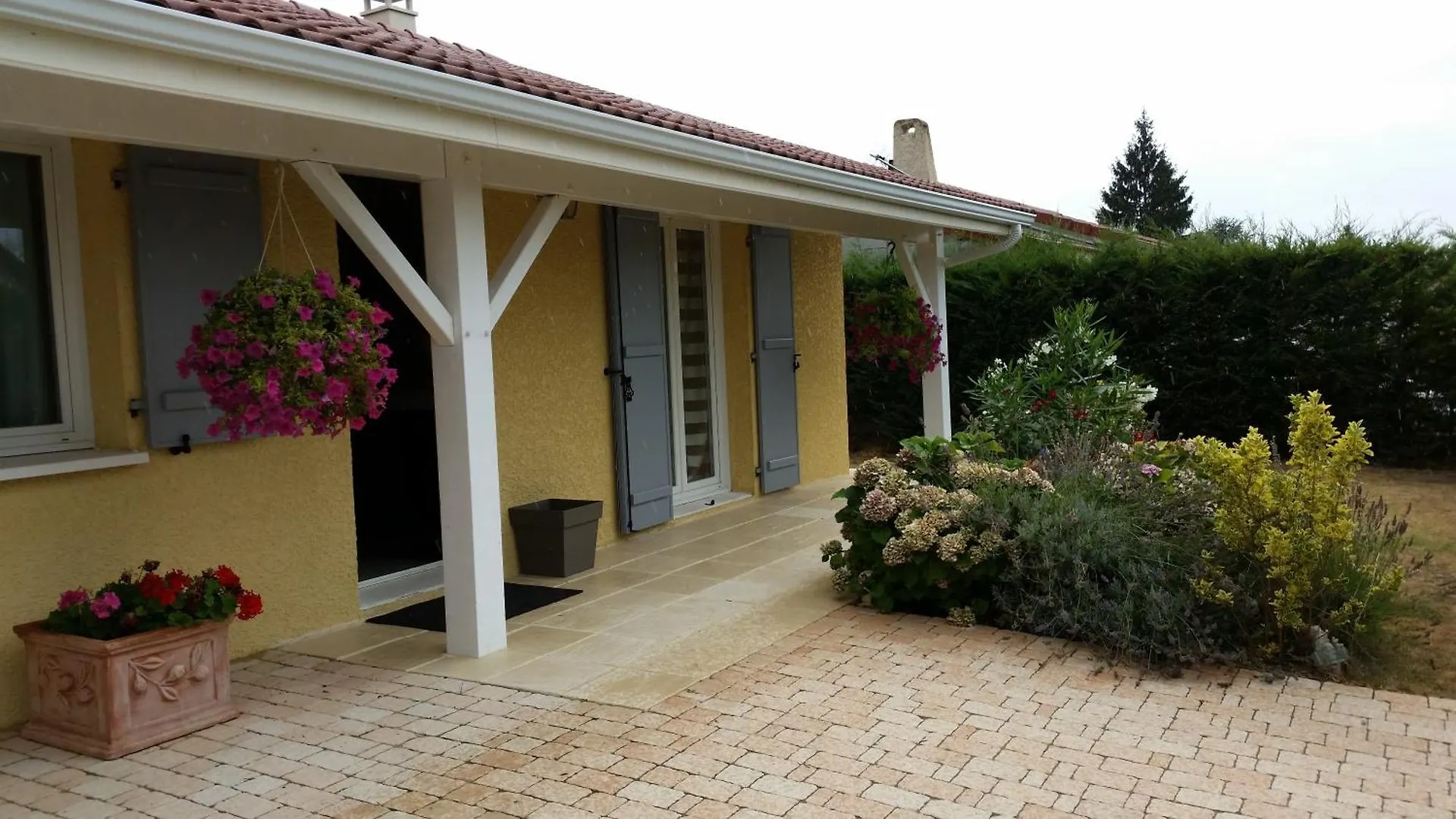 Maison Privee Avec Piscine Beaurepaire  Holiday home Beaurepaire (Isere)